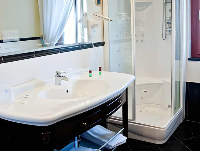Bathroom 3, Capys, Caserta