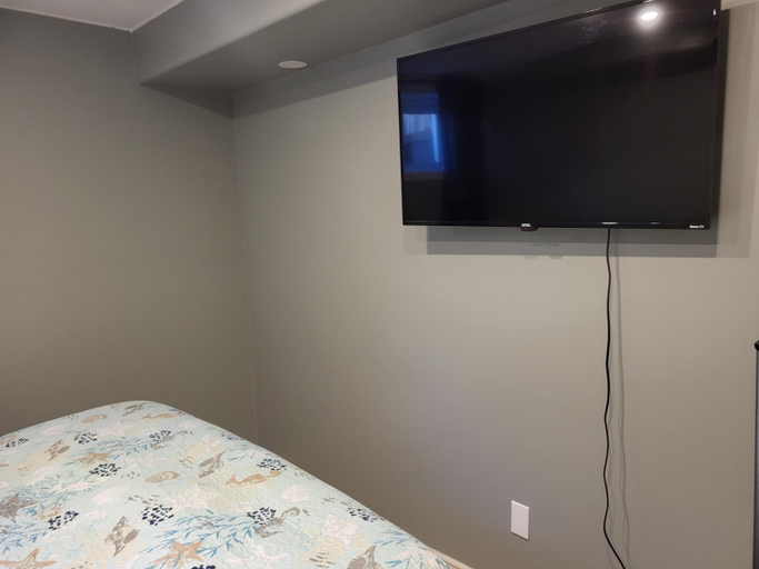 Bedroom 2, May Flowers, Frontenac