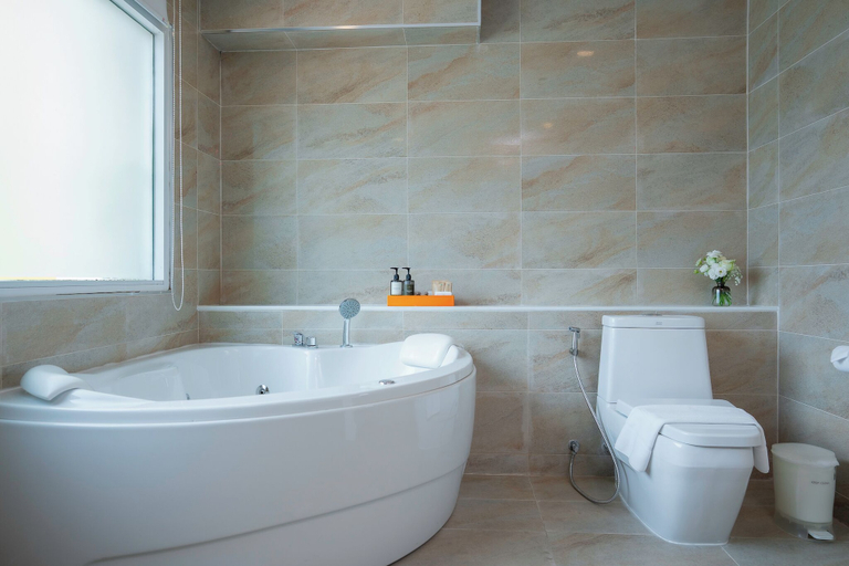 Bathroom 5, Khum Phucome Hotel & Convention Hall, Muang Chiang Mai