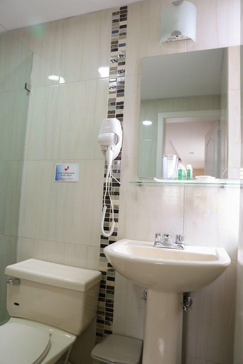 Bathroom 3, Hotel Carolina Montecarlo, Quito