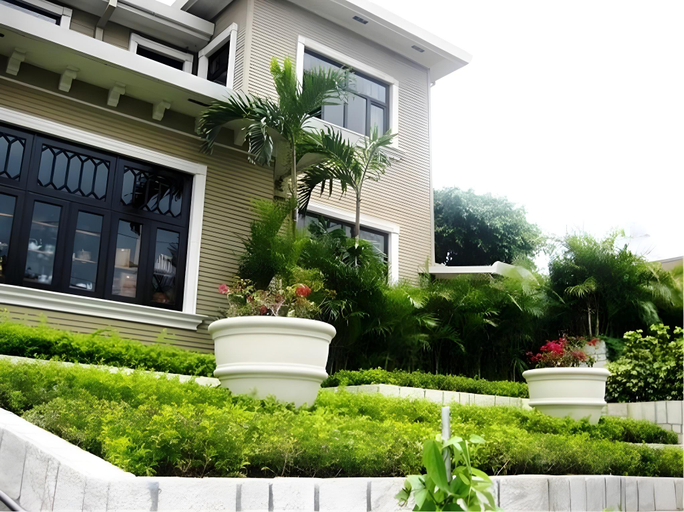 Exterior & Views