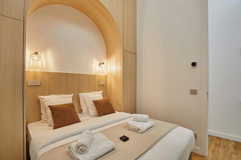 Room 2, Saint Honore Luxury Apartment With AC, Paris