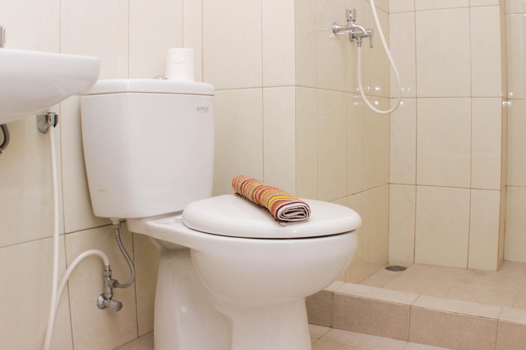 Bathroom, Comfy 2BR Springlake near Summarecon By Travelio, Bekasi