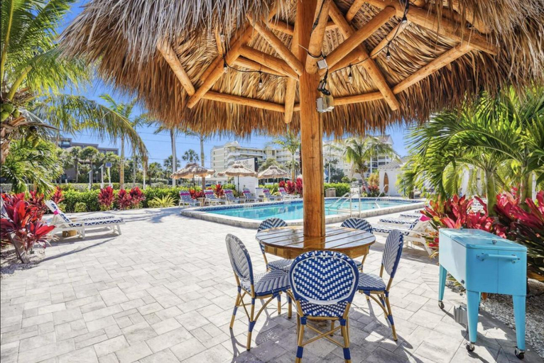 Food & Drinks, Salt Water Suites, Pinellas