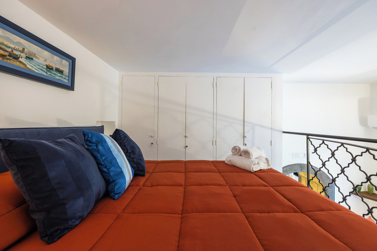 Room 5, Hidden Gem on Chiaia Pedestrian Area, Napoli