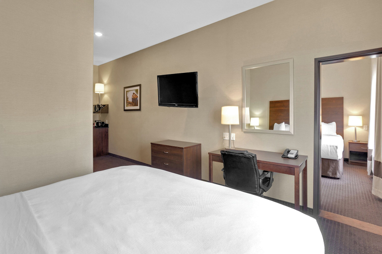 Bedroom 3, Duvernay Inn & Suites, Division No. 18
