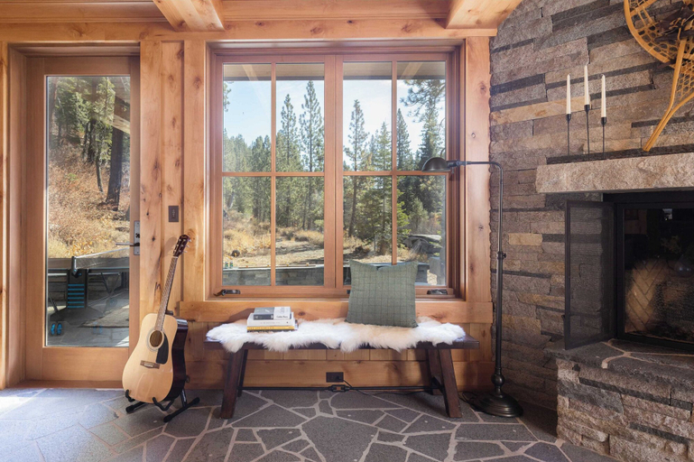Interior 4, Hunter by Avantstay Award-winning Riverfront Cabin 5 Minutes From Palisades, Placer