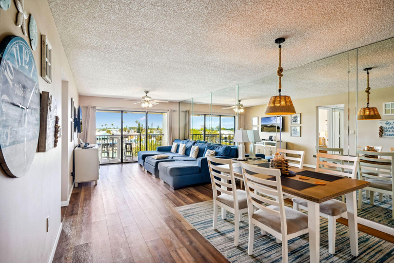 Food & Drinks, Land's End 3-402 Bay Front, Pinellas