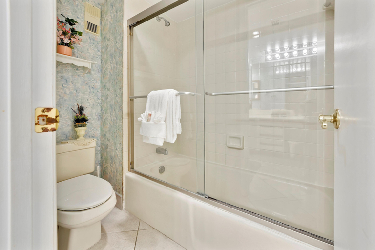 Bathroom 5, Land's End 3-202 Bay Front, Pinellas