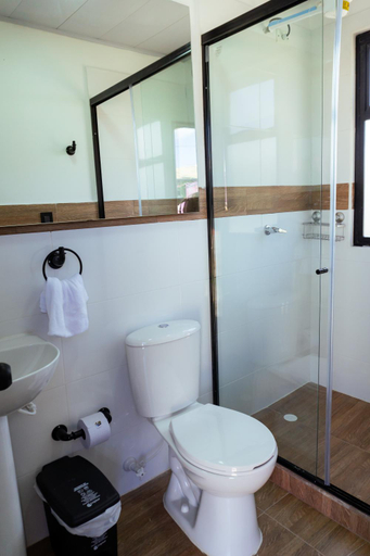 Bathroom 4, Refugio Piedra Parada, Tona