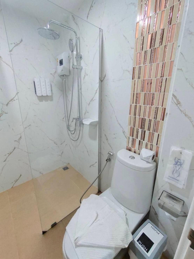 Bathroom 3, Bann Tawan Hostel & Spa, Muang Chiang Rai