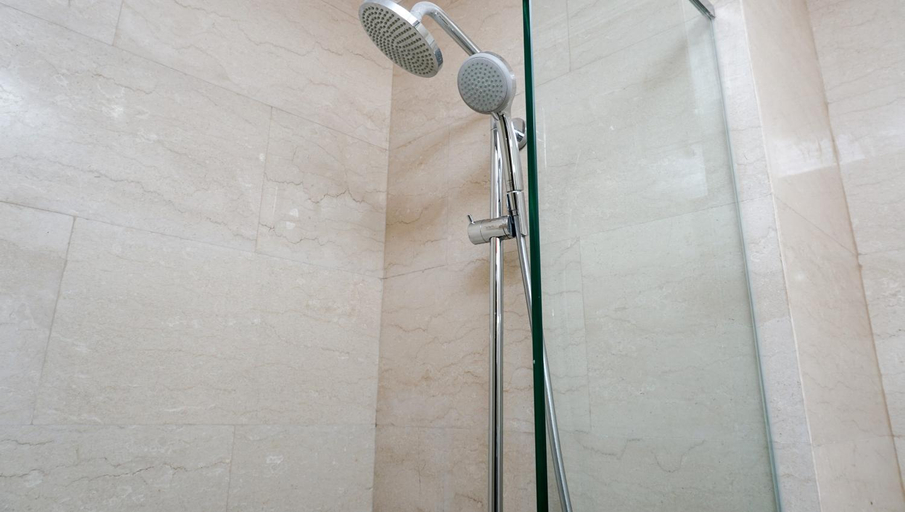 Bathroom, Trendy Studio at Menteng Park Apartment By Travelio, Central Jakarta