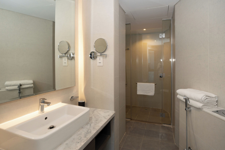 Bathroom 5, B. Bay centrally located Cozy Studio, Dubai