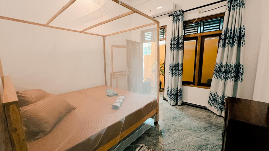 Bedroom 3, Perera Hotel & Restaurant, Pothuvil