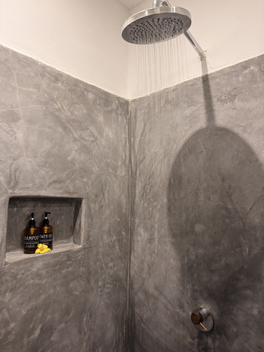 Bathroom 5, Paje By Night, Kusini