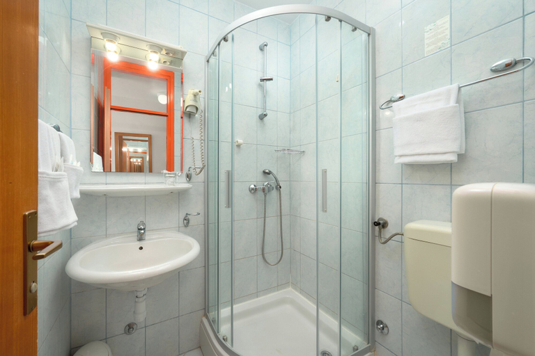 Bathroom 4, Hotel Faraon, Trpanj