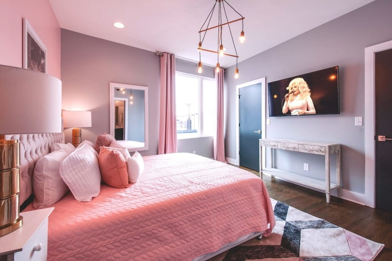 Room 3, Going Fast Dollys Dream 12 Beds, Davidson