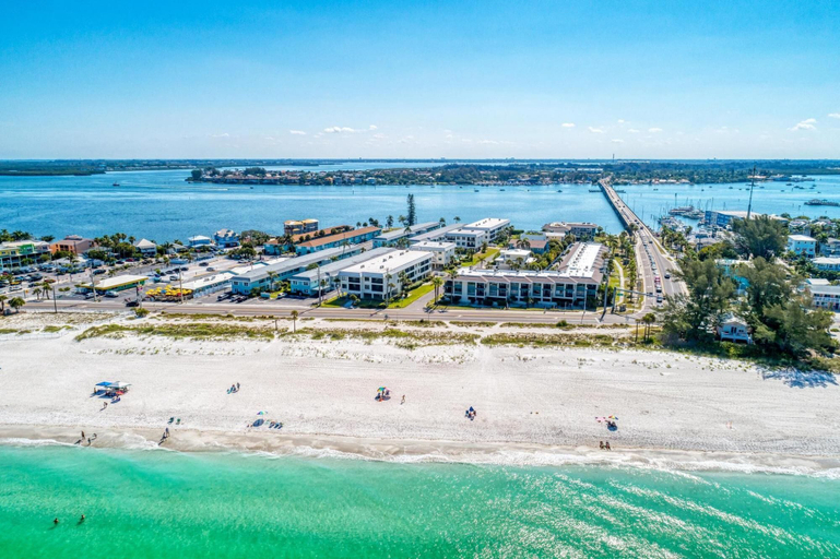 Room 3, Gulf Breeze Ami-2bd-2ba-condo-private Beach Access-heater Pool-water Views From Every Window, Manatee