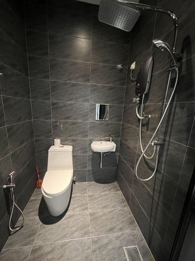 Bathroom 3, R3troHouse 3BR 8PAX PS4,POOL TABLE,NETFLIX, Kuantan