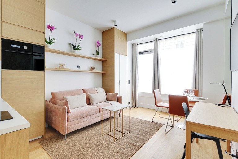 Living area 4, Charming Apt - 1bd/4p - Invalides/bon Marche, Paris