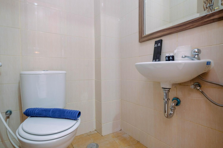 Bathroom 4, Minimalist and Comfy Studio Dave Apartment By Travelio, Depok