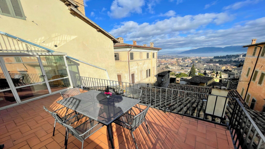 Others 2, Central Spoleto 6 guests apt with terrace, Perugia