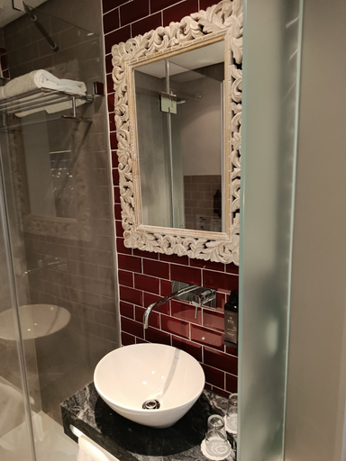 Bathroom 3, Dalma Baixa, Lisbon