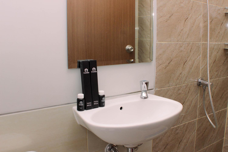 Bathroom, Stunning Comfy Studio Transpark Juanda By Travelio, Bekasi