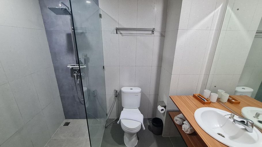 Bathroom 3, IOTEL Dharmawangsa, South Jakarta