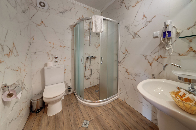 Bathroom 4, Family Hotel Amon Ra, Sozopol