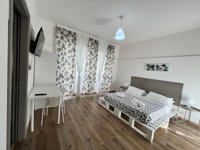 Others 5, Villa COME A CASA TUA, Bari