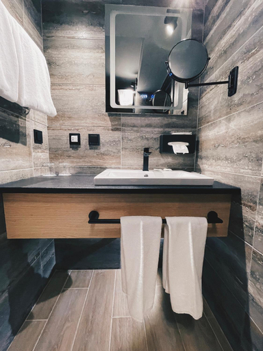 Bathroom 3, IQ Hotel, Solomians'kyi