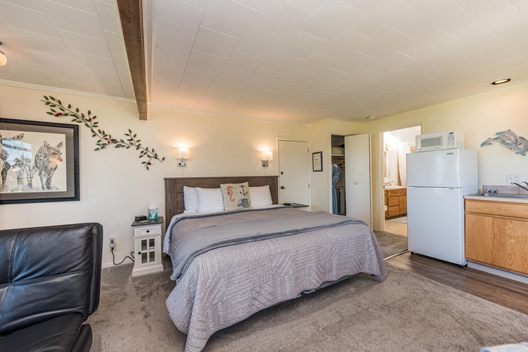 Bedroom 2, Juan de Fuca Waterfront Hotel & Cottages, Clallam