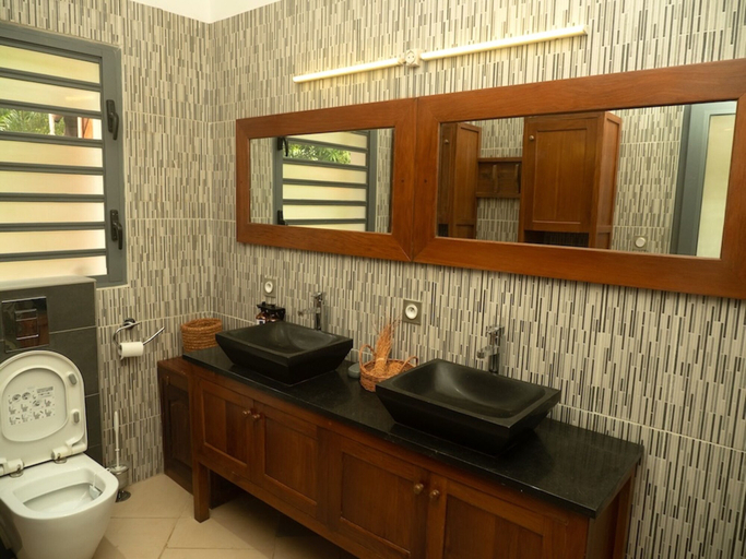 Bathroom 4, La Colombine, Analanjirofo