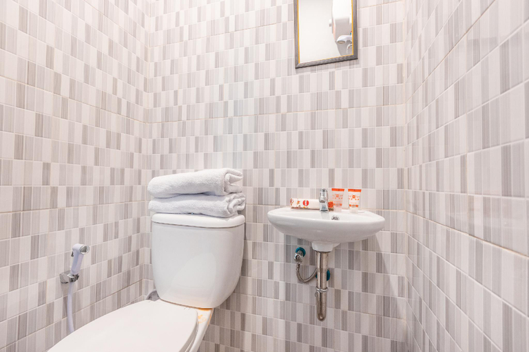 Bathroom, Arafuru Residence, East Jakarta