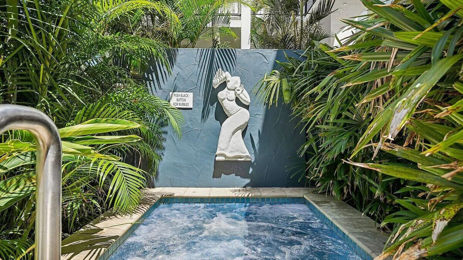 Outdoor spa tub, Luxe Oceanfront Haven with a Rooftop Spa, Tweed Heads