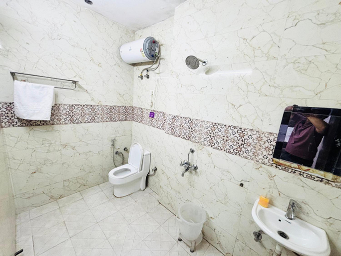 Bathroom 3, Hotel Nizamuddin Fab, Delhi