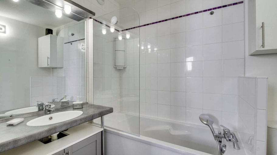 Bathroom, Dify Malot - Jean Mace, Rhône