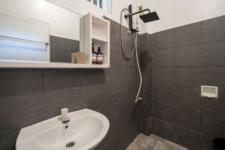 Bathroom 4, The Sharks Tail Dive Resort, Daanbantayan