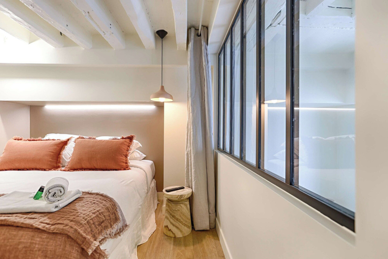 Room 5, Beautiful AC Duplex Bastille Le Marais, Paris