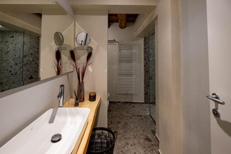 Bathroom 2, Arco dei Gavi - Verona Romana Apartments, Verona