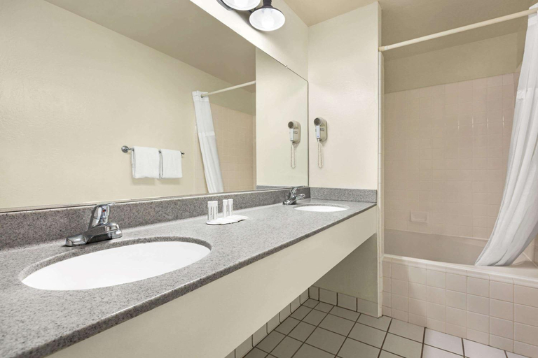 Bathroom 5, Baymont by Wyndham Fort Bragg, Mendocino