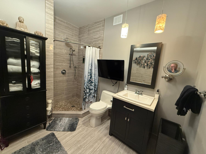 Bathroom 4, Stay549, Division No. 11