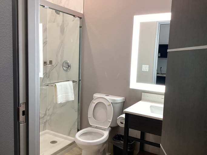 Bathroom 3, Studio 6 Dallas, TX – Fair Park, Dallas