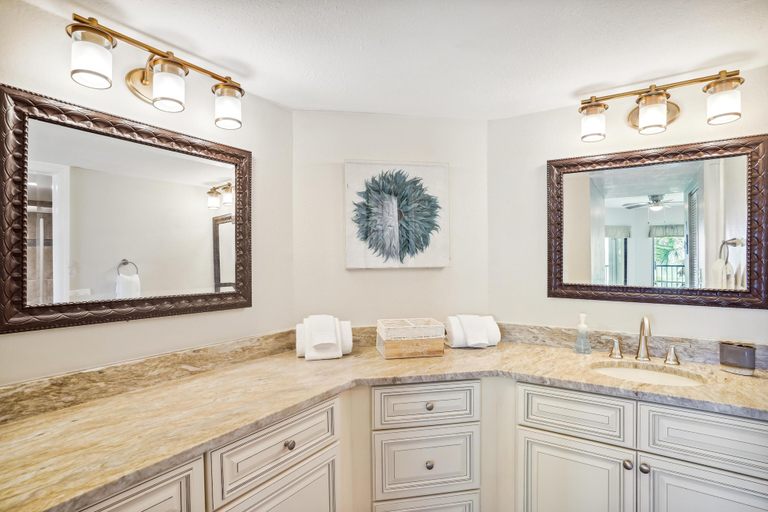 Bathroom 4, Land's End 11-305 Beach Front - Premier, Pinellas