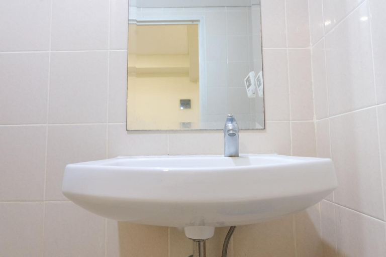 Bathroom 3, Strategic 1BR at Parahyangan Residence By Travelio, Bandung