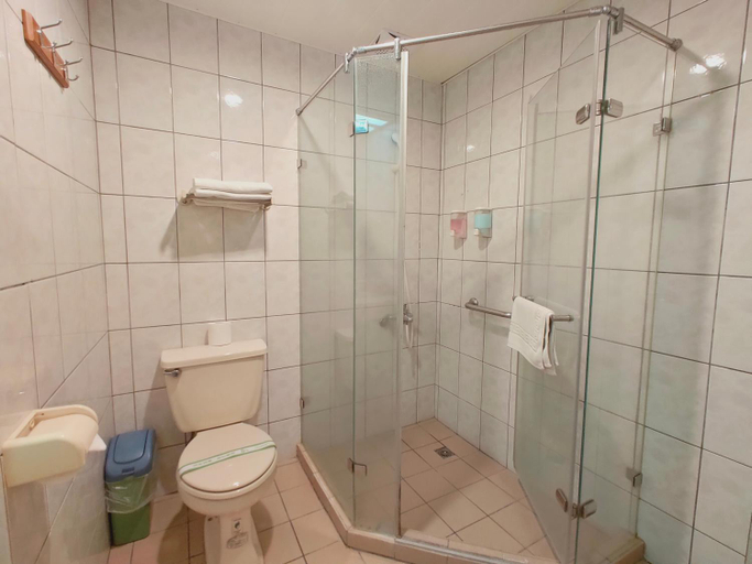Bathroom 4, Fuxing Youth Hotel, Taoyuan