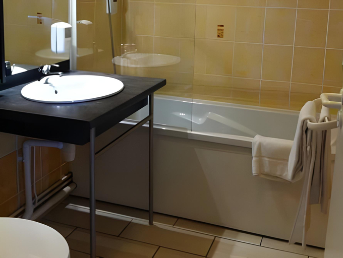 Bathroom 4, Hotel L'Oceane Angers Parc Expo, Maine-et-Loire