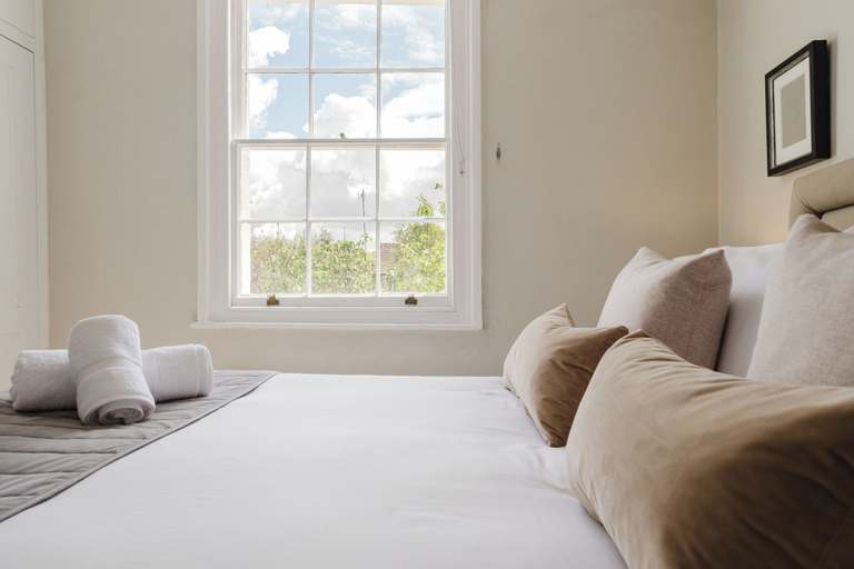 Room 3, Stylish Townhouse Annexe Cheltenham, Gloucestershire