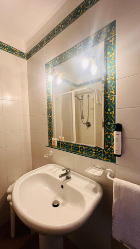 Bathroom 5, Bay Palace, Messina